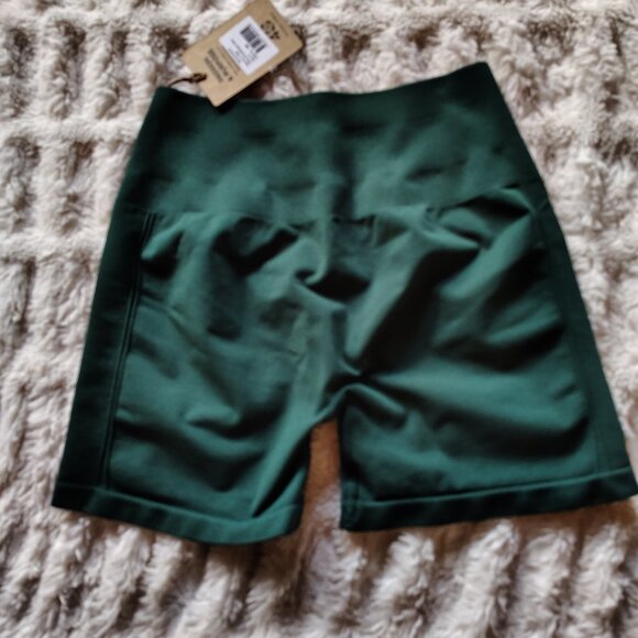 Better Bodies Small Scrunch Shorts in Emerald Green - Picture 1 of 2